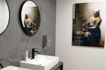 Melkmeisje Vermeer Oude Meester schilderij op plexiglas in toilet