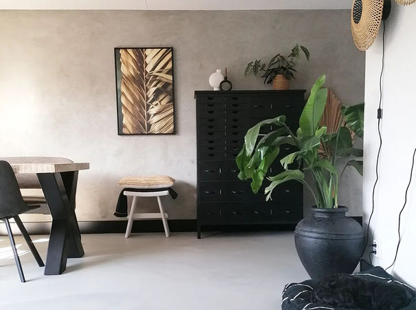 interieur met zwarte meubels en gouden muurdecoratie