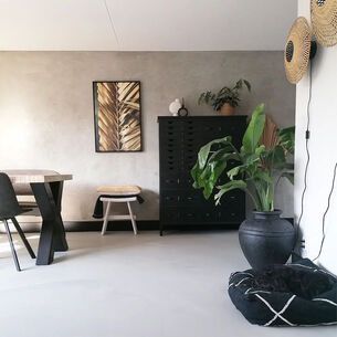 interieur met zwarte meubels en gouden muurdecoratie