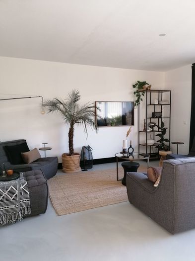 bruin interieur met bijpassende wanddecoratie