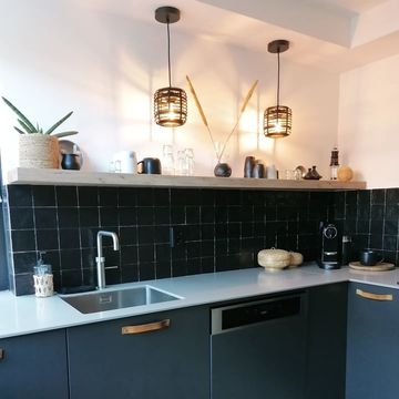 keuken interieur met donkere tegels