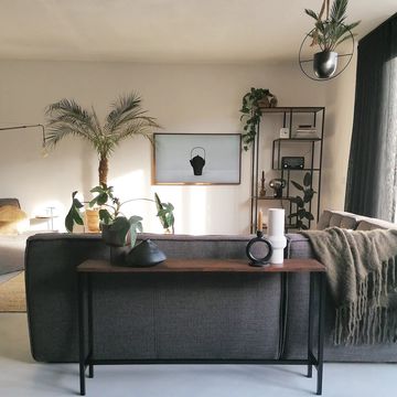 minimalistisch foto kunst aan de muur in woonkamer