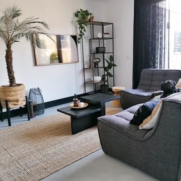 boho interieur met abstracte ingelijste illustraties