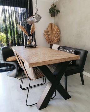 eetkamer inteireur met houten tafel en zwarte stoelen