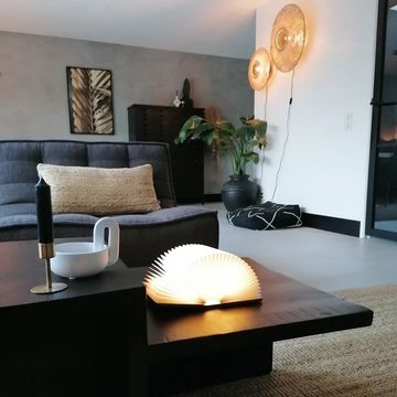 foto van gouden bladeren in woonkamer interieur