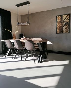 zwart met gouden schilderij op bruine muur