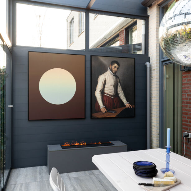Overdekte patio met donkergrijze muur, abstract en klassiek kunstwerk boven haard
