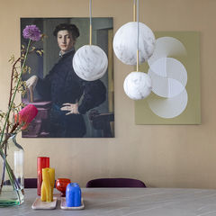 klassiek schilderij en modern abstracte digital art aan de muur