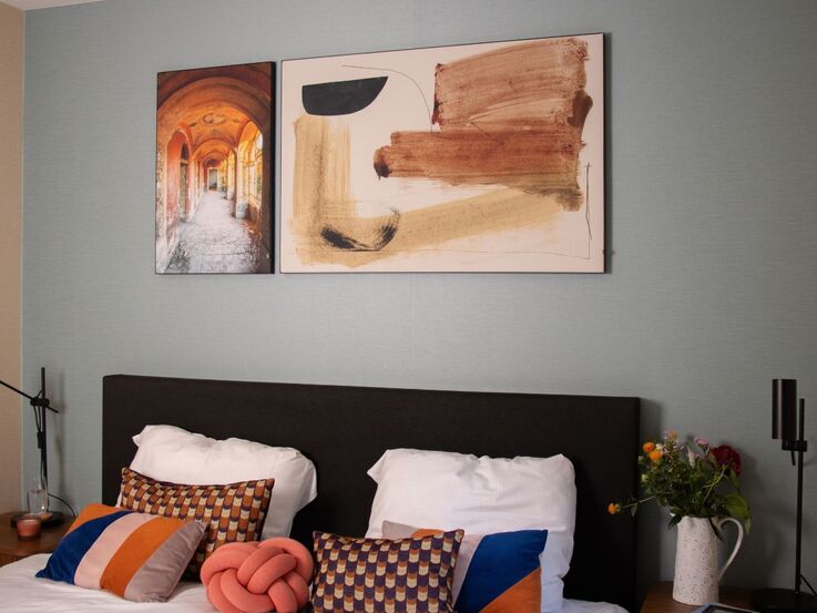 Boven het bed