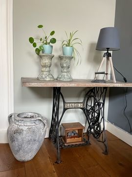 interieur foto van tafeltje met plantjes en lamp