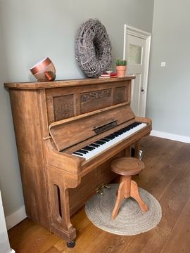 houten piano in interieur