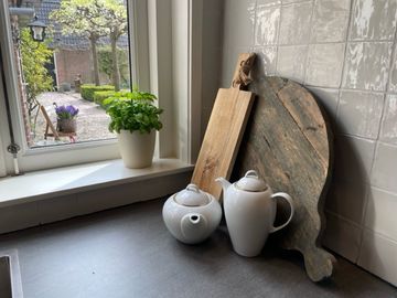 keukenraam met uitzicht op de tuin