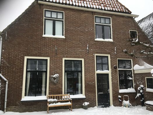 foto van huis onder sneeuw