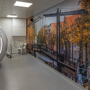 MRI-ruimte met fotobehang van Amsterdamse gracht met herfstbomen en brug