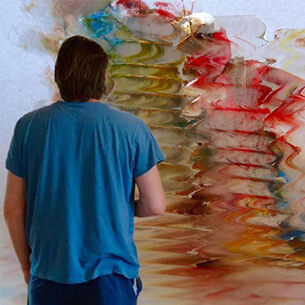 Foto van kunstenaar Jacco Hinde met abstract kunstwerk