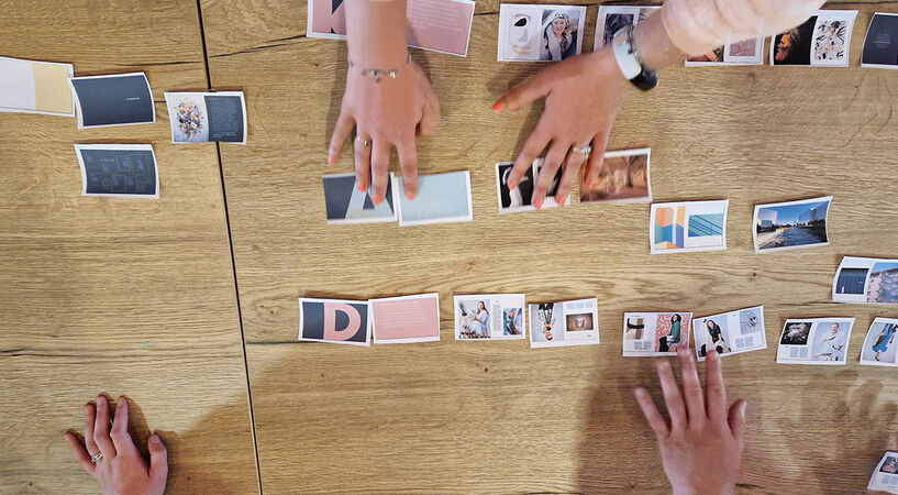 Foto behind the scenes van het Tafelboek maakproces