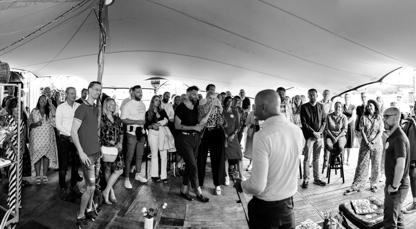 Spreker tijdens het tafelboek evenement van Werk aan de Muur