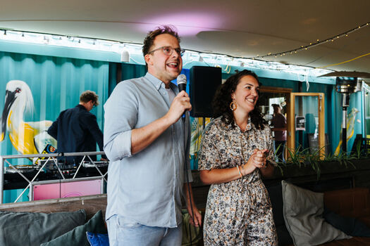 Theo Bert spreekt op het tafelboek evenement van Werk aan de Muur