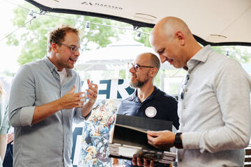 Theo Bert spreekt met founders van Werk aan de Muur