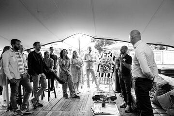 zwart wit foto van de sprekers op het tafelboek evenement