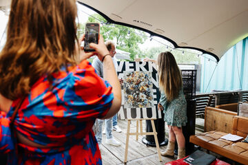 Foto van onthulling tafelboek van Werk aan de Muur