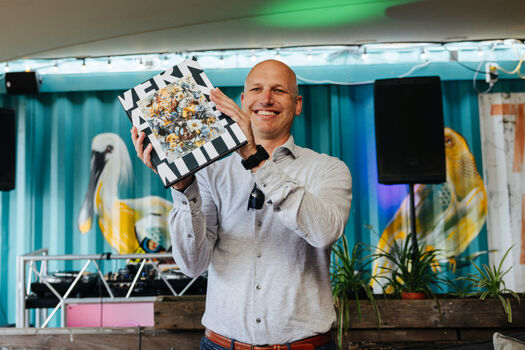 Trotse founder met tafelboek van Werk aan de Muur