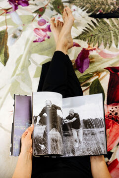 tafelboek van Werk aan de Muur lezen op bed
