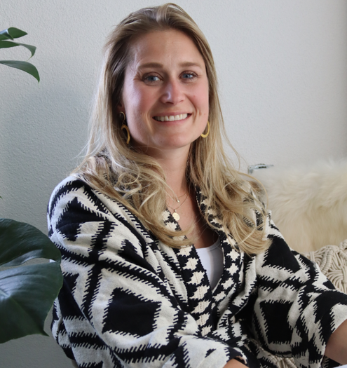 Glimlachende styliste bij Art Heroes