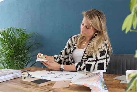Foto van styliste aan het werk met kleuren en materialen