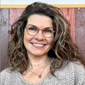 Portretfoto van styliste in Werk aan de Muur voor een houten muur