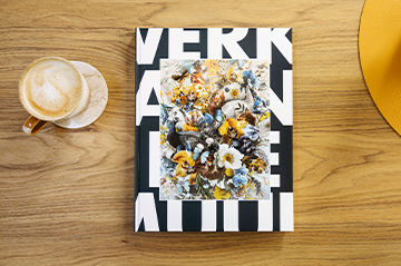 Foto van tafelboek op tafel met koffie