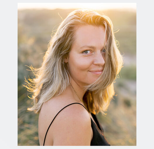 Portrait photo of Raisa in the sand-dunes