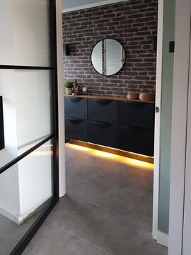 Industrieel fris woon interieur met stalen deur