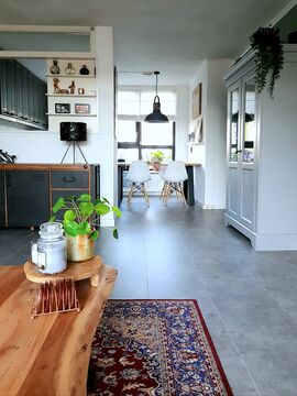 Industrieel fris woon interieur met perzisch kleed