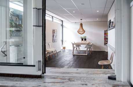 wit en ruimtelijk woonkamer interieur