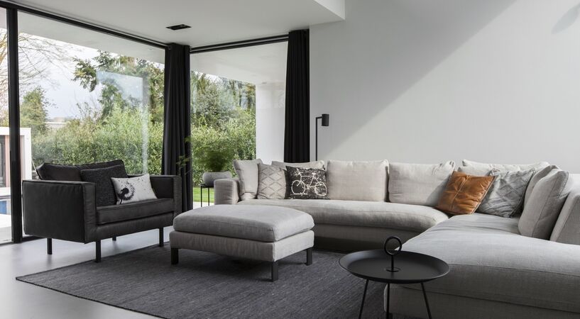 moderne lounge hoek met veel daglicht