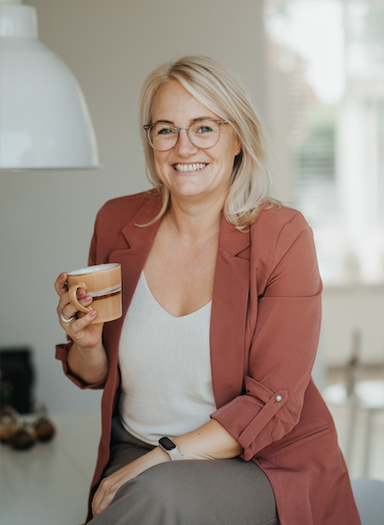 portretfoto van stylist in wit interieur