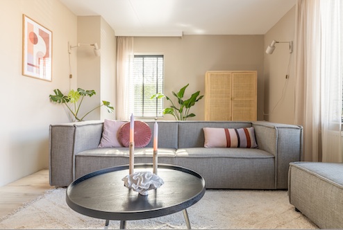 modern woonkamer interieur met beige muur