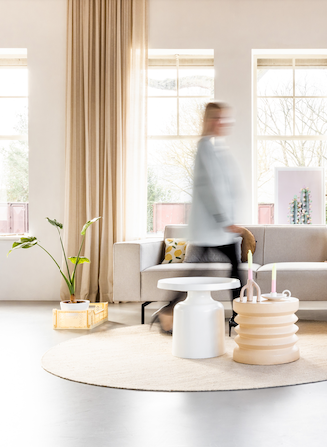 persoon die langs moderne woon accessoires loopt