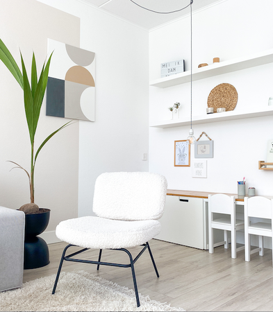 wit woonkamer interieur met moderne wanddecoratie