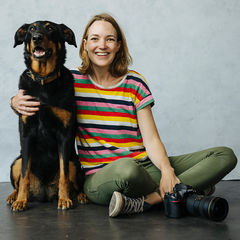 foto van kunstenares laura vink met haar hond