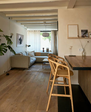 interieurfoto van zithoek en keuken bar