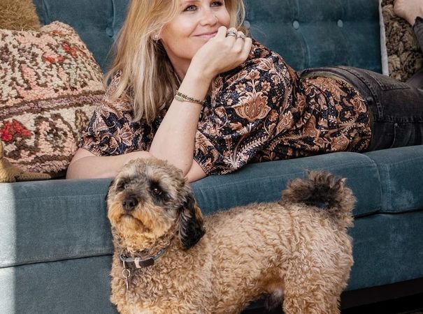 foto van Marieke op blauwe bank met haar hond