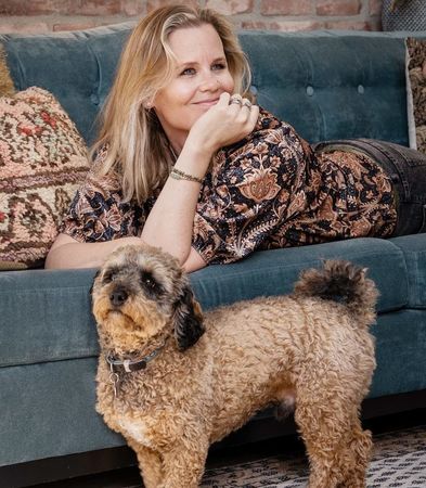 foto van Marieke op blauwe bank met haar hond
