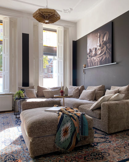 Kijk binnen in de woonkamer van Marieke van Whispering Bold, met een klassiek stilleven op een plank