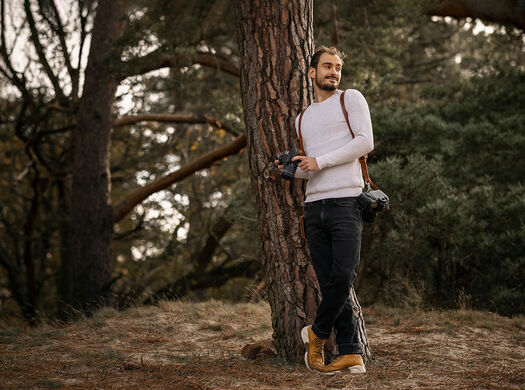fotograaf bij een boom in het bos
