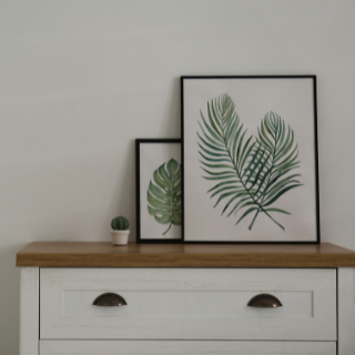 Schilderijen op houten ladekast