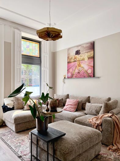 groot kleurrijk kunstwerk op de plank boven de bank