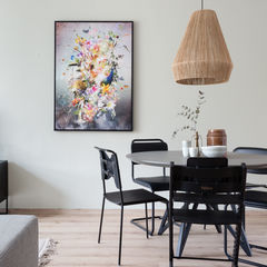 interieurfoto van eethoek met kleurrijke bloemen kunstwerk aan de muur