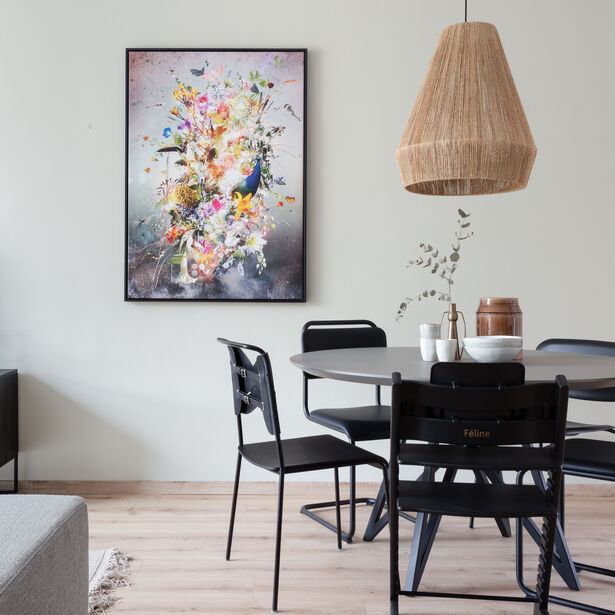 interieurfoto van eethoek met kleurrijke bloemen kunstWerk aan de Muur